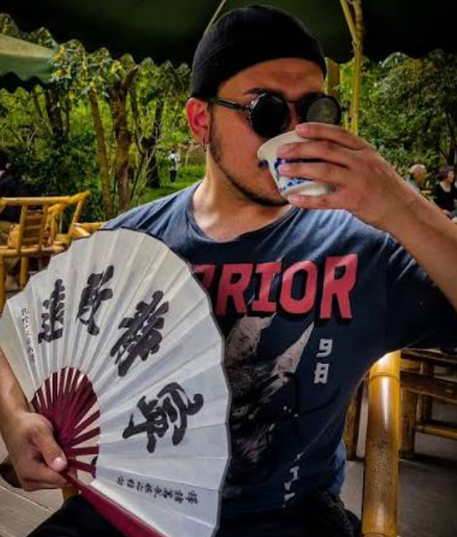 drinking in chengdu with bamboo fan